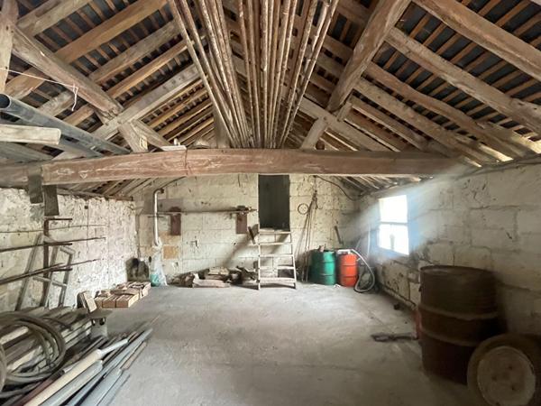 Maison à rénover avec gros potentiel Saumur Sud (Distré 49400), beaux volumes et fort potentiel