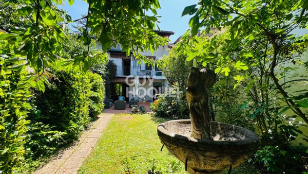 Au cœur du centre ville, maison de ville avec jardin intimiste à Bourgoin