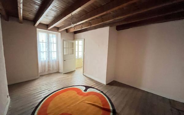 Maison à vendre    3 pièces • 82 550 m2 Thiat