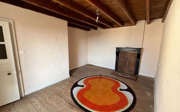 Maison à vendre    3 pièces • 82 550 m2 Thiat