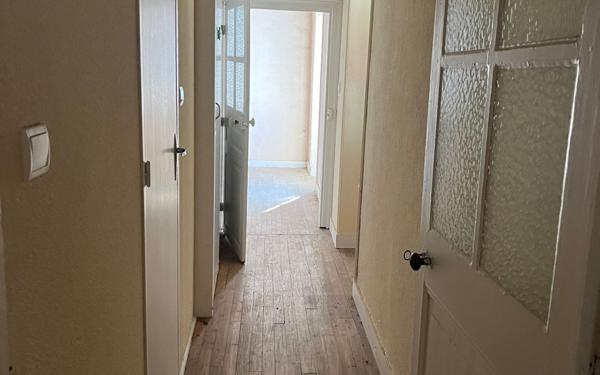 Maison à vendre    3 pièces • 82 550 m2 Thiat