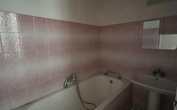 Maison à vendre    3 pièces • 82 550 m2 Thiat