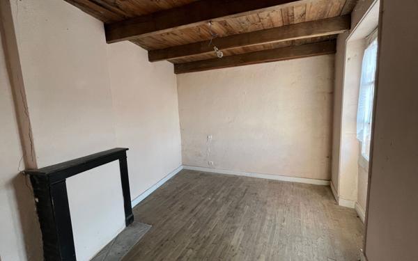 Maison à vendre    3 pièces • 82 550 m2 Thiat