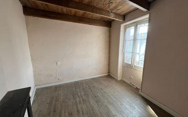 Maison à vendre    3 pièces • 82 550 m2 Thiat