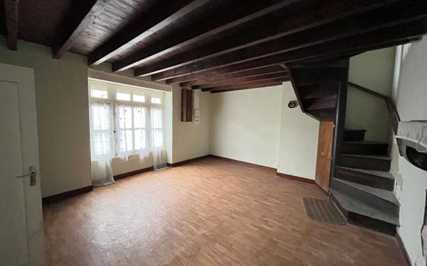 Maison à vendre    3 pièces • 82 550 m2 Thiat