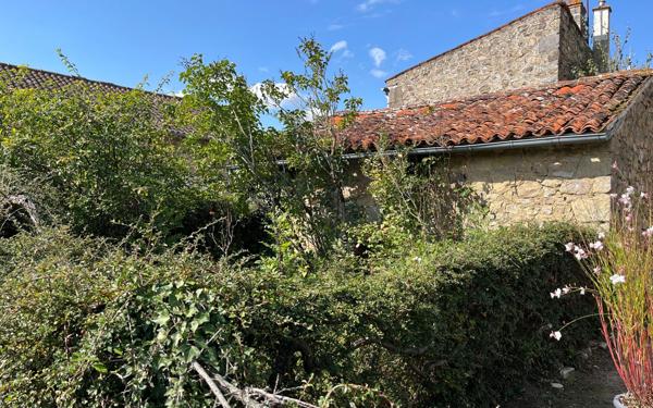 Maison à vendre    3 pièces • 82 550 m2 Thiat