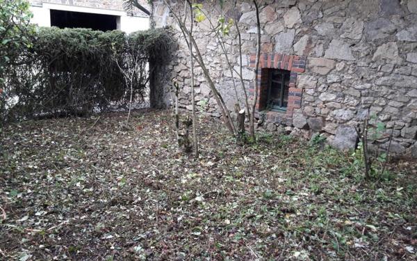 Maison à vendre    3 pièces • 82 550 m2 Thiat