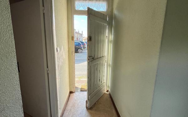 Maison à vendre    3 pièces • 82 550 m2 Thiat