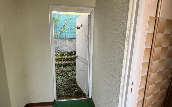 Maison à vendre    3 pièces • 82 550 m2 Thiat