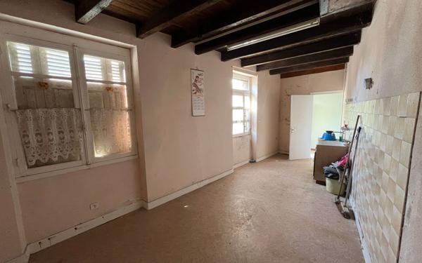 Maison à vendre    3 pièces • 82 550 m2 Thiat