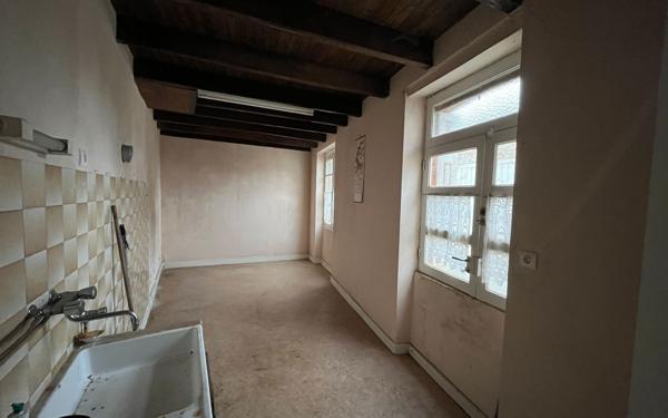 Maison à vendre    3 pièces • 82 550 m2 Thiat