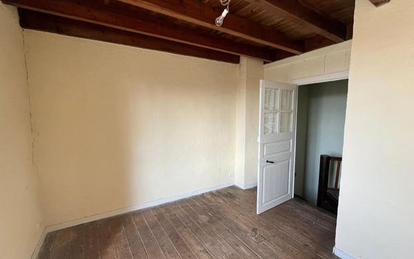 Maison à vendre    3 pièces • 82 550 m2 Thiat