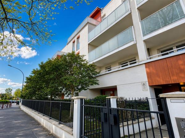Appartement
         3 pièces
        - 65 m² 250 000 € *