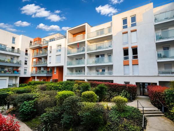 Appartement
         3 pièces
        - 65 m² 250 000 € *
