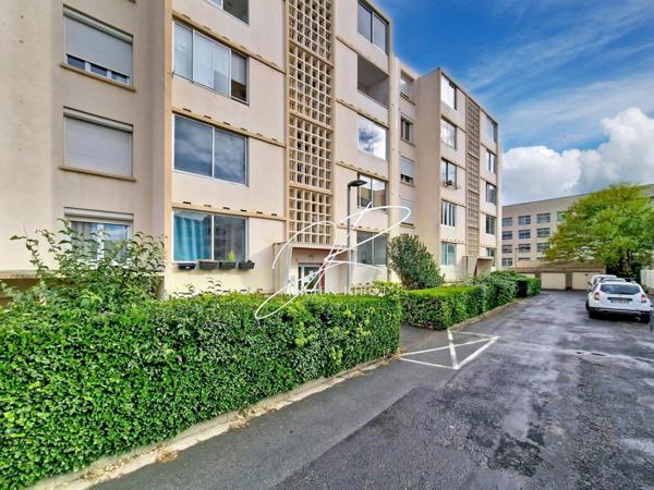 Appartement T3 2 chambres 54 m² parking et cave