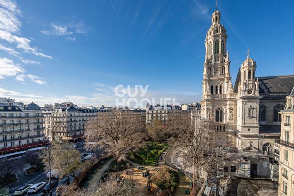 Très beau 2 pièces avec terrasse et splendide vue sur la place de la Trinité et son Eglise