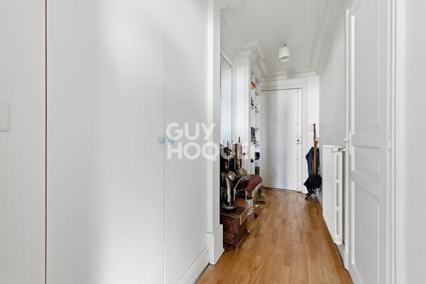 Très beau 2 pièces avec terrasse et splendide vue sur la place de la Trinité et son Eglise