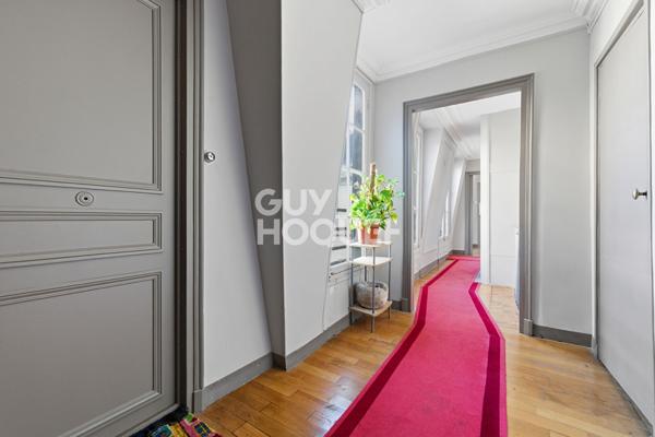Très beau 2 pièces avec terrasse et splendide vue sur la place de la Trinité et son Eglise