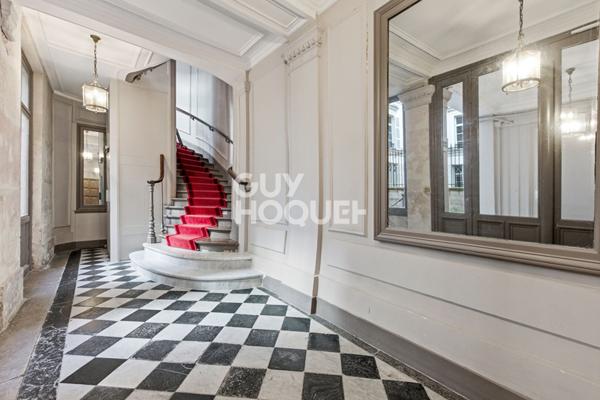 Très beau 2 pièces avec terrasse et splendide vue sur la place de la Trinité et son Eglise