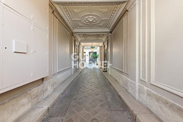 Très beau 2 pièces avec terrasse et splendide vue sur la place de la Trinité et son Eglise