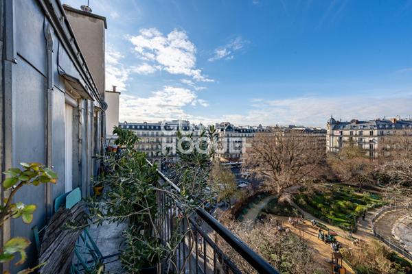Très beau 2 pièces avec terrasse et splendide vue sur la place de la Trinité et son Eglise