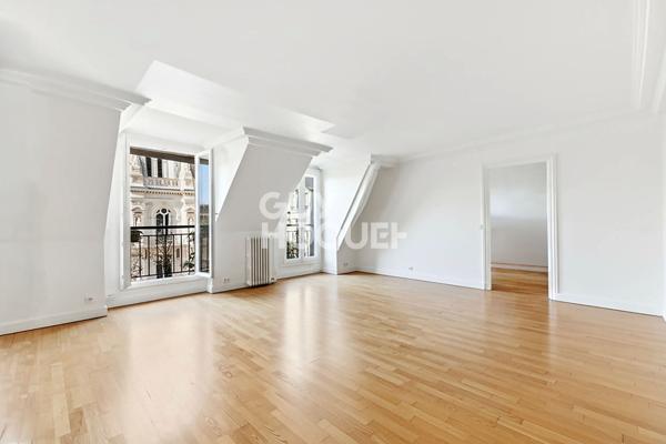 Très beau 2 pièces avec terrasse et splendide vue sur la place de la Trinité et son Eglise