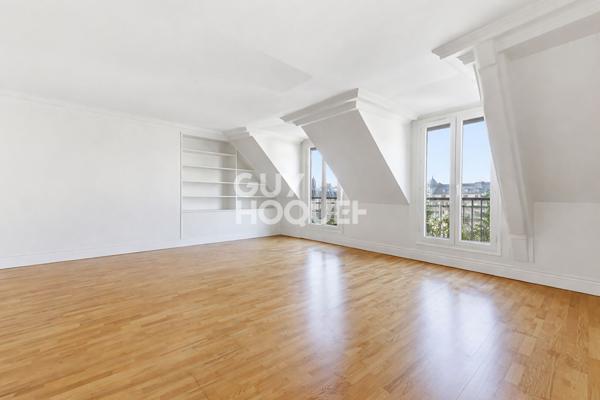 Très beau 2 pièces avec terrasse et splendide vue sur la place de la Trinité et son Eglise