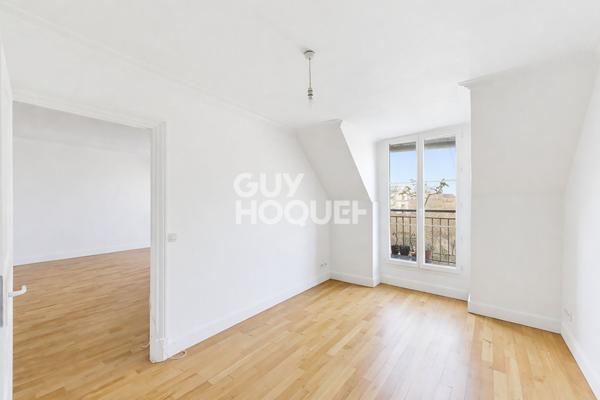 Très beau 2 pièces avec terrasse et splendide vue sur la place de la Trinité et son Eglise