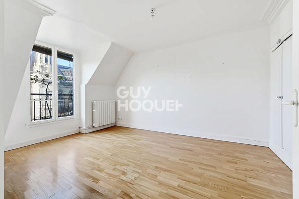 Très beau 2 pièces avec terrasse et splendide vue sur la place de la Trinité et son Eglise