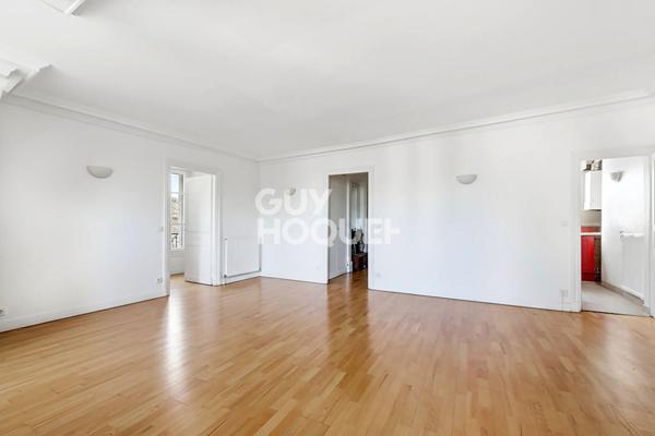 Très beau 2 pièces avec terrasse et splendide vue sur la place de la Trinité et son Eglise