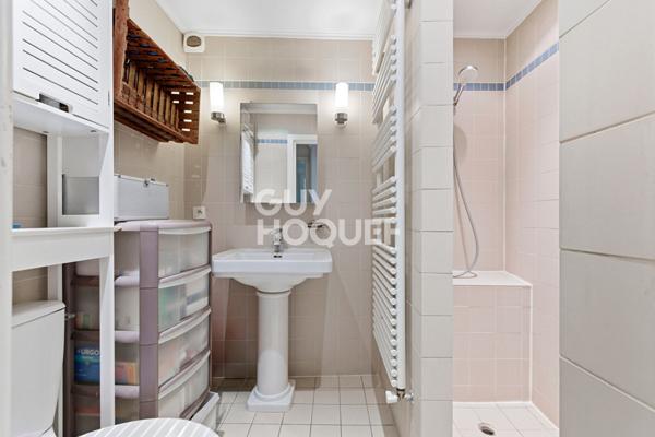 Très beau 2 pièces avec terrasse et splendide vue sur la place de la Trinité et son Eglise