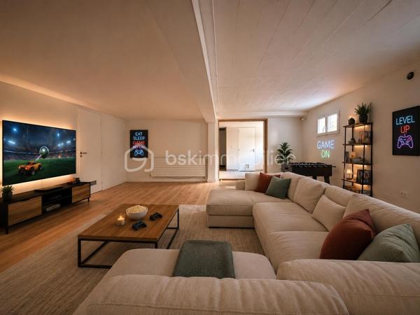Découvrez un véritable havre de paix familial au pied du Mont Valérien. Conçue pour offrir un art de vie fluide et chaleureux, cette propriété de 210 m² combine de façon rare des volumes généreux, une luminosité omniprésente et le privilège absolu d’un extérieur arboré.

L'ESPACE DE RÉCEPTION : Le cœur battant de la maison
Dès l'entrée, vous serez séduit par la clarté et l'ouverture des espaces. La vaste pièce de vie, baignée de lumière grâce à de larges baies vitrées, s'articule autour d'un salon chaleureux et d'un espace dînatoire d'une rare convivialité. Cet espace de réception se prolonge de plain-pied sur la terrasse, effaçant la frontière entre intérieur et extérieur pour vos déjeuners d'été au calme absolu. La cuisine contemporaine, indépendante et parfaitement équipée, se prête aussi bien aux matins de semaine pressés qu'aux dîners de passionnés.

L'ESPACE NUIT : L'intimité préservée de chacun
Pensée pour le confort d'une famille, la distribution offre une indépendance totale :
- La Suite Parentale : Un véritable espace refuge comprenant une vaste chambre, un grand dressing sur mesure et sa salle d'eau privative.
- L’Espace Enfants/invités : 2 chambres spacieuses, lumineuses et calmes, complétées par une salle de bain moderne et indépendante.

LES ANNEXES & ATOUTS STRUCTURELS :
Parfaitement entretenue sur le plan technique, la maison propose des prestations soignées et des espaces de stockage indispensables (cave, buanderie, garage). Mais la surprise se trouve au niveau jardin : un espace entièrement aménagé offrant une immense pièce polyvalente. Salle de jeux, home-cinéma, bureaux pour le télétravail ou chambres d'amis... à vous de choisir ! Pour la détente, ce niveau cache même un hammam privatif.

L'ATOUT MAÎTRE : La Dépendance de 36 m²
C’est la perle rare de cette propriété. Entièrement rénovée et autonome (cuisine, salle d'eau, mezzanine), cette dépendance offre des solutions concrètes :
- Revenu complémentaire : Idéale pour de la location saisonnière ou étudiante.
- Solution de garde : Logement parfait pour une jeune fille au pair ou un proche.
- Indépendance professionnelle : Un cabinet ou bureau de prestige pour recevoir vos clients.

UNE SCOLARITÉ IDÉALE DE LA MATERNELLE AU LYCÉE :
Parfaitement pensée pour la vie de famille, la localisation de la maison simplifie le quotidien des parents et des enfants. À seulement quelques minutes à pied, le groupe scolaire Romain Rolland accueille les plus jeunes pour une scolarité sereine en maternelle et en élémentaire. Pour la suite du parcours, le collège et le lycée du secteur sont facilement et rapidement accessibles à pied ou en transports, garantissant une autonomie totale et sécurisée à vos adolescents. Une situation géographique rare qui permet d'envisager sereinement tout le parcours scolaire de vos enfants sans stress logistique.

UNE ACCESSIBILITÉ ET DES TRANSPORTS OPTIMAUX :
Idéalement située à la croisée de Nanterre, Puteaux et Suresnes, la maison bénéficie d'une excellente connexion aux grands pôles d'activités. Vous rejoignez la station Suresnes-Belvédère (Tramway T2) en seulement 15 minutes à pied (ou à peine 4 minutes en vélo/trottinette), vous ouvrant les portes de la Porte de Versailles. Pour vos trajets professionnels, le quartier d'affaires de La Défense est accessible en 20 minutes chrono via le bus 160 (arrêt au bout de la rue) ou en 8 minutes en deux-roues. Une hyper-connectivité renforcée à l'avenir par l'arrivée de la future ligne 15 du Grand Paris Express.

Contactez-moi dès aujourd'hui pour planifier votre découverte exclusive de ce lieu unique.
