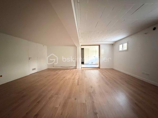 Découvrez un véritable havre de paix familial au pied du Mont Valérien. Conçue pour offrir un art de vie fluide et chaleureux, cette propriété de 210 m² combine de façon rare des volumes généreux, une luminosité omniprésente et le privilège absolu d’un extérieur arboré.

L'ESPACE DE RÉCEPTION : Le cœur battant de la maison
Dès l'entrée, vous serez séduit par la clarté et l'ouverture des espaces. La vaste pièce de vie, baignée de lumière grâce à de larges baies vitrées, s'articule autour d'un salon chaleureux et d'un espace dînatoire d'une rare convivialité. Cet espace de réception se prolonge de plain-pied sur la terrasse, effaçant la frontière entre intérieur et extérieur pour vos déjeuners d'été au calme absolu. La cuisine contemporaine, indépendante et parfaitement équipée, se prête aussi bien aux matins de semaine pressés qu'aux dîners de passionnés.

L'ESPACE NUIT : L'intimité préservée de chacun
Pensée pour le confort d'une famille, la distribution offre une indépendance totale :
- La Suite Parentale : Un véritable espace refuge comprenant une vaste chambre, un grand dressing sur mesure et sa salle d'eau privative.
- L’Espace Enfants/invités : 2 chambres spacieuses, lumineuses et calmes, complétées par une salle de bain moderne et indépendante.

LES ANNEXES & ATOUTS STRUCTURELS :
Parfaitement entretenue sur le plan technique, la maison propose des prestations soignées et des espaces de stockage indispensables (cave, buanderie, garage). Mais la surprise se trouve au niveau jardin : un espace entièrement aménagé offrant une immense pièce polyvalente. Salle de jeux, home-cinéma, bureaux pour le télétravail ou chambres d'amis... à vous de choisir ! Pour la détente, ce niveau cache même un hammam privatif.

L'ATOUT MAÎTRE : La Dépendance de 36 m²
C’est la perle rare de cette propriété. Entièrement rénovée et autonome (cuisine, salle d'eau, mezzanine), cette dépendance offre des solutions concrètes :
- Revenu complémentaire : Idéale pour de la location saisonnière ou étudiante.
- Solution de garde : Logement parfait pour une jeune fille au pair ou un proche.
- Indépendance professionnelle : Un cabinet ou bureau de prestige pour recevoir vos clients.

UNE SCOLARITÉ IDÉALE DE LA MATERNELLE AU LYCÉE :
Parfaitement pensée pour la vie de famille, la localisation de la maison simplifie le quotidien des parents et des enfants. À seulement quelques minutes à pied, le groupe scolaire Romain Rolland accueille les plus jeunes pour une scolarité sereine en maternelle et en élémentaire. Pour la suite du parcours, le collège et le lycée du secteur sont facilement et rapidement accessibles à pied ou en transports, garantissant une autonomie totale et sécurisée à vos adolescents. Une situation géographique rare qui permet d'envisager sereinement tout le parcours scolaire de vos enfants sans stress logistique.

UNE ACCESSIBILITÉ ET DES TRANSPORTS OPTIMAUX :
Idéalement située à la croisée de Nanterre, Puteaux et Suresnes, la maison bénéficie d'une excellente connexion aux grands pôles d'activités. Vous rejoignez la station Suresnes-Belvédère (Tramway T2) en seulement 15 minutes à pied (ou à peine 4 minutes en vélo/trottinette), vous ouvrant les portes de la Porte de Versailles. Pour vos trajets professionnels, le quartier d'affaires de La Défense est accessible en 20 minutes chrono via le bus 160 (arrêt au bout de la rue) ou en 8 minutes en deux-roues. Une hyper-connectivité renforcée à l'avenir par l'arrivée de la future ligne 15 du Grand Paris Express.

Contactez-moi dès aujourd'hui pour planifier votre découverte exclusive de ce lieu unique.