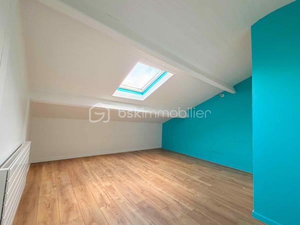 Découvrez un véritable havre de paix familial au pied du Mont Valérien. Conçue pour offrir un art de vie fluide et chaleureux, cette propriété de 210 m² combine de façon rare des volumes généreux, une luminosité omniprésente et le privilège absolu d’un extérieur arboré.

L'ESPACE DE RÉCEPTION : Le cœur battant de la maison
Dès l'entrée, vous serez séduit par la clarté et l'ouverture des espaces. La vaste pièce de vie, baignée de lumière grâce à de larges baies vitrées, s'articule autour d'un salon chaleureux et d'un espace dînatoire d'une rare convivialité. Cet espace de réception se prolonge de plain-pied sur la terrasse, effaçant la frontière entre intérieur et extérieur pour vos déjeuners d'été au calme absolu. La cuisine contemporaine, indépendante et parfaitement équipée, se prête aussi bien aux matins de semaine pressés qu'aux dîners de passionnés.

L'ESPACE NUIT : L'intimité préservée de chacun
Pensée pour le confort d'une famille, la distribution offre une indépendance totale :
- La Suite Parentale : Un véritable espace refuge comprenant une vaste chambre, un grand dressing sur mesure et sa salle d'eau privative.
- L’Espace Enfants/invités : 2 chambres spacieuses, lumineuses et calmes, complétées par une salle de bain moderne et indépendante.

LES ANNEXES & ATOUTS STRUCTURELS :
Parfaitement entretenue sur le plan technique, la maison propose des prestations soignées et des espaces de stockage indispensables (cave, buanderie, garage). Mais la surprise se trouve au niveau jardin : un espace entièrement aménagé offrant une immense pièce polyvalente. Salle de jeux, home-cinéma, bureaux pour le télétravail ou chambres d'amis... à vous de choisir ! Pour la détente, ce niveau cache même un hammam privatif.

L'ATOUT MAÎTRE : La Dépendance de 36 m²
C’est la perle rare de cette propriété. Entièrement rénovée et autonome (cuisine, salle d'eau, mezzanine), cette dépendance offre des solutions concrètes :
- Revenu complémentaire : Idéale pour de la location saisonnière ou étudiante.
- Solution de garde : Logement parfait pour une jeune fille au pair ou un proche.
- Indépendance professionnelle : Un cabinet ou bureau de prestige pour recevoir vos clients.

UNE SCOLARITÉ IDÉALE DE LA MATERNELLE AU LYCÉE :
Parfaitement pensée pour la vie de famille, la localisation de la maison simplifie le quotidien des parents et des enfants. À seulement quelques minutes à pied, le groupe scolaire Romain Rolland accueille les plus jeunes pour une scolarité sereine en maternelle et en élémentaire. Pour la suite du parcours, le collège et le lycée du secteur sont facilement et rapidement accessibles à pied ou en transports, garantissant une autonomie totale et sécurisée à vos adolescents. Une situation géographique rare qui permet d'envisager sereinement tout le parcours scolaire de vos enfants sans stress logistique.

UNE ACCESSIBILITÉ ET DES TRANSPORTS OPTIMAUX :
Idéalement située à la croisée de Nanterre, Puteaux et Suresnes, la maison bénéficie d'une excellente connexion aux grands pôles d'activités. Vous rejoignez la station Suresnes-Belvédère (Tramway T2) en seulement 15 minutes à pied (ou à peine 4 minutes en vélo/trottinette), vous ouvrant les portes de la Porte de Versailles. Pour vos trajets professionnels, le quartier d'affaires de La Défense est accessible en 20 minutes chrono via le bus 160 (arrêt au bout de la rue) ou en 8 minutes en deux-roues. Une hyper-connectivité renforcée à l'avenir par l'arrivée de la future ligne 15 du Grand Paris Express.

Contactez-moi dès aujourd'hui pour planifier votre découverte exclusive de ce lieu unique.