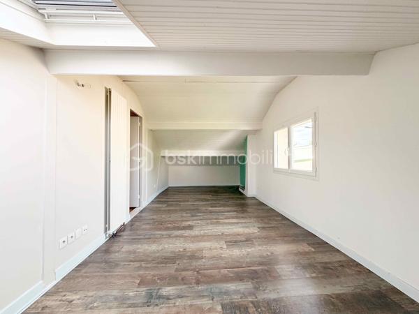 Découvrez un véritable havre de paix familial au pied du Mont Valérien. Conçue pour offrir un art de vie fluide et chaleureux, cette propriété de 210 m² combine de façon rare des volumes généreux, une luminosité omniprésente et le privilège absolu d’un extérieur arboré.

L'ESPACE DE RÉCEPTION : Le cœur battant de la maison
Dès l'entrée, vous serez séduit par la clarté et l'ouverture des espaces. La vaste pièce de vie, baignée de lumière grâce à de larges baies vitrées, s'articule autour d'un salon chaleureux et d'un espace dînatoire d'une rare convivialité. Cet espace de réception se prolonge de plain-pied sur la terrasse, effaçant la frontière entre intérieur et extérieur pour vos déjeuners d'été au calme absolu. La cuisine contemporaine, indépendante et parfaitement équipée, se prête aussi bien aux matins de semaine pressés qu'aux dîners de passionnés.

L'ESPACE NUIT : L'intimité préservée de chacun
Pensée pour le confort d'une famille, la distribution offre une indépendance totale :
- La Suite Parentale : Un véritable espace refuge comprenant une vaste chambre, un grand dressing sur mesure et sa salle d'eau privative.
- L’Espace Enfants/invités : 2 chambres spacieuses, lumineuses et calmes, complétées par une salle de bain moderne et indépendante.

LES ANNEXES & ATOUTS STRUCTURELS :
Parfaitement entretenue sur le plan technique, la maison propose des prestations soignées et des espaces de stockage indispensables (cave, buanderie, garage). Mais la surprise se trouve au niveau jardin : un espace entièrement aménagé offrant une immense pièce polyvalente. Salle de jeux, home-cinéma, bureaux pour le télétravail ou chambres d'amis... à vous de choisir ! Pour la détente, ce niveau cache même un hammam privatif.

L'ATOUT MAÎTRE : La Dépendance de 36 m²
C’est la perle rare de cette propriété. Entièrement rénovée et autonome (cuisine, salle d'eau, mezzanine), cette dépendance offre des solutions concrètes :
- Revenu complémentaire : Idéale pour de la location saisonnière ou étudiante.
- Solution de garde : Logement parfait pour une jeune fille au pair ou un proche.
- Indépendance professionnelle : Un cabinet ou bureau de prestige pour recevoir vos clients.

UNE SCOLARITÉ IDÉALE DE LA MATERNELLE AU LYCÉE :
Parfaitement pensée pour la vie de famille, la localisation de la maison simplifie le quotidien des parents et des enfants. À seulement quelques minutes à pied, le groupe scolaire Romain Rolland accueille les plus jeunes pour une scolarité sereine en maternelle et en élémentaire. Pour la suite du parcours, le collège et le lycée du secteur sont facilement et rapidement accessibles à pied ou en transports, garantissant une autonomie totale et sécurisée à vos adolescents. Une situation géographique rare qui permet d'envisager sereinement tout le parcours scolaire de vos enfants sans stress logistique.

UNE ACCESSIBILITÉ ET DES TRANSPORTS OPTIMAUX :
Idéalement située à la croisée de Nanterre, Puteaux et Suresnes, la maison bénéficie d'une excellente connexion aux grands pôles d'activités. Vous rejoignez la station Suresnes-Belvédère (Tramway T2) en seulement 15 minutes à pied (ou à peine 4 minutes en vélo/trottinette), vous ouvrant les portes de la Porte de Versailles. Pour vos trajets professionnels, le quartier d'affaires de La Défense est accessible en 20 minutes chrono via le bus 160 (arrêt au bout de la rue) ou en 8 minutes en deux-roues. Une hyper-connectivité renforcée à l'avenir par l'arrivée de la future ligne 15 du Grand Paris Express.

Contactez-moi dès aujourd'hui pour planifier votre découverte exclusive de ce lieu unique.