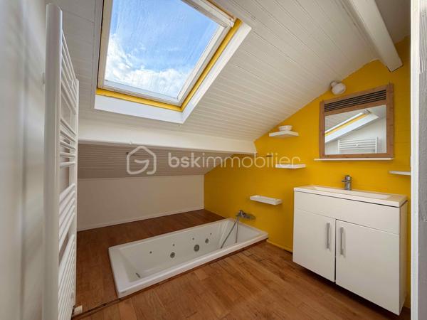 Découvrez un véritable havre de paix familial au pied du Mont Valérien. Conçue pour offrir un art de vie fluide et chaleureux, cette propriété de 210 m² combine de façon rare des volumes généreux, une luminosité omniprésente et le privilège absolu d’un extérieur arboré.

L'ESPACE DE RÉCEPTION : Le cœur battant de la maison
Dès l'entrée, vous serez séduit par la clarté et l'ouverture des espaces. La vaste pièce de vie, baignée de lumière grâce à de larges baies vitrées, s'articule autour d'un salon chaleureux et d'un espace dînatoire d'une rare convivialité. Cet espace de réception se prolonge de plain-pied sur la terrasse, effaçant la frontière entre intérieur et extérieur pour vos déjeuners d'été au calme absolu. La cuisine contemporaine, indépendante et parfaitement équipée, se prête aussi bien aux matins de semaine pressés qu'aux dîners de passionnés.

L'ESPACE NUIT : L'intimité préservée de chacun
Pensée pour le confort d'une famille, la distribution offre une indépendance totale :
- La Suite Parentale : Un véritable espace refuge comprenant une vaste chambre, un grand dressing sur mesure et sa salle d'eau privative.
- L’Espace Enfants/invités : 2 chambres spacieuses, lumineuses et calmes, complétées par une salle de bain moderne et indépendante.

LES ANNEXES & ATOUTS STRUCTURELS :
Parfaitement entretenue sur le plan technique, la maison propose des prestations soignées et des espaces de stockage indispensables (cave, buanderie, garage). Mais la surprise se trouve au niveau jardin : un espace entièrement aménagé offrant une immense pièce polyvalente. Salle de jeux, home-cinéma, bureaux pour le télétravail ou chambres d'amis... à vous de choisir ! Pour la détente, ce niveau cache même un hammam privatif.

L'ATOUT MAÎTRE : La Dépendance de 36 m²
C’est la perle rare de cette propriété. Entièrement rénovée et autonome (cuisine, salle d'eau, mezzanine), cette dépendance offre des solutions concrètes :
- Revenu complémentaire : Idéale pour de la location saisonnière ou étudiante.
- Solution de garde : Logement parfait pour une jeune fille au pair ou un proche.
- Indépendance professionnelle : Un cabinet ou bureau de prestige pour recevoir vos clients.

UNE SCOLARITÉ IDÉALE DE LA MATERNELLE AU LYCÉE :
Parfaitement pensée pour la vie de famille, la localisation de la maison simplifie le quotidien des parents et des enfants. À seulement quelques minutes à pied, le groupe scolaire Romain Rolland accueille les plus jeunes pour une scolarité sereine en maternelle et en élémentaire. Pour la suite du parcours, le collège et le lycée du secteur sont facilement et rapidement accessibles à pied ou en transports, garantissant une autonomie totale et sécurisée à vos adolescents. Une situation géographique rare qui permet d'envisager sereinement tout le parcours scolaire de vos enfants sans stress logistique.

UNE ACCESSIBILITÉ ET DES TRANSPORTS OPTIMAUX :
Idéalement située à la croisée de Nanterre, Puteaux et Suresnes, la maison bénéficie d'une excellente connexion aux grands pôles d'activités. Vous rejoignez la station Suresnes-Belvédère (Tramway T2) en seulement 15 minutes à pied (ou à peine 4 minutes en vélo/trottinette), vous ouvrant les portes de la Porte de Versailles. Pour vos trajets professionnels, le quartier d'affaires de La Défense est accessible en 20 minutes chrono via le bus 160 (arrêt au bout de la rue) ou en 8 minutes en deux-roues. Une hyper-connectivité renforcée à l'avenir par l'arrivée de la future ligne 15 du Grand Paris Express.

Contactez-moi dès aujourd'hui pour planifier votre découverte exclusive de ce lieu unique.