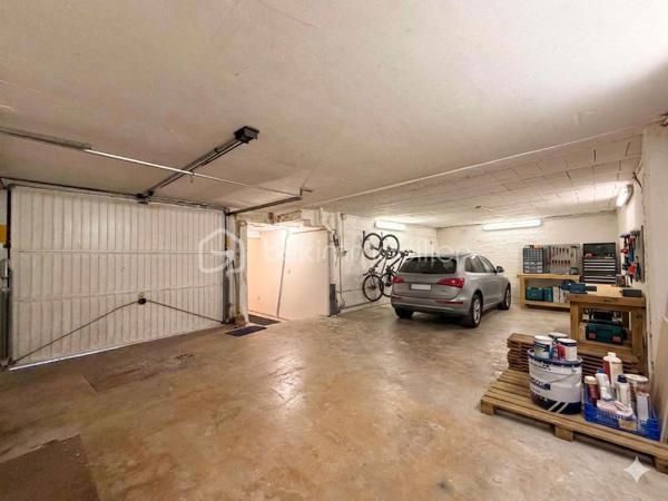 Découvrez un véritable havre de paix familial au pied du Mont Valérien. Conçue pour offrir un art de vie fluide et chaleureux, cette propriété de 210 m² combine de façon rare des volumes généreux, une luminosité omniprésente et le privilège absolu d’un extérieur arboré.

L'ESPACE DE RÉCEPTION : Le cœur battant de la maison
Dès l'entrée, vous serez séduit par la clarté et l'ouverture des espaces. La vaste pièce de vie, baignée de lumière grâce à de larges baies vitrées, s'articule autour d'un salon chaleureux et d'un espace dînatoire d'une rare convivialité. Cet espace de réception se prolonge de plain-pied sur la terrasse, effaçant la frontière entre intérieur et extérieur pour vos déjeuners d'été au calme absolu. La cuisine contemporaine, indépendante et parfaitement équipée, se prête aussi bien aux matins de semaine pressés qu'aux dîners de passionnés.

L'ESPACE NUIT : L'intimité préservée de chacun
Pensée pour le confort d'une famille, la distribution offre une indépendance totale :
- La Suite Parentale : Un véritable espace refuge comprenant une vaste chambre, un grand dressing sur mesure et sa salle d'eau privative.
- L’Espace Enfants/invités : 2 chambres spacieuses, lumineuses et calmes, complétées par une salle de bain moderne et indépendante.

LES ANNEXES & ATOUTS STRUCTURELS :
Parfaitement entretenue sur le plan technique, la maison propose des prestations soignées et des espaces de stockage indispensables (cave, buanderie, garage). Mais la surprise se trouve au niveau jardin : un espace entièrement aménagé offrant une immense pièce polyvalente. Salle de jeux, home-cinéma, bureaux pour le télétravail ou chambres d'amis... à vous de choisir ! Pour la détente, ce niveau cache même un hammam privatif.

L'ATOUT MAÎTRE : La Dépendance de 36 m²
C’est la perle rare de cette propriété. Entièrement rénovée et autonome (cuisine, salle d'eau, mezzanine), cette dépendance offre des solutions concrètes :
- Revenu complémentaire : Idéale pour de la location saisonnière ou étudiante.
- Solution de garde : Logement parfait pour une jeune fille au pair ou un proche.
- Indépendance professionnelle : Un cabinet ou bureau de prestige pour recevoir vos clients.

UNE SCOLARITÉ IDÉALE DE LA MATERNELLE AU LYCÉE :
Parfaitement pensée pour la vie de famille, la localisation de la maison simplifie le quotidien des parents et des enfants. À seulement quelques minutes à pied, le groupe scolaire Romain Rolland accueille les plus jeunes pour une scolarité sereine en maternelle et en élémentaire. Pour la suite du parcours, le collège et le lycée du secteur sont facilement et rapidement accessibles à pied ou en transports, garantissant une autonomie totale et sécurisée à vos adolescents. Une situation géographique rare qui permet d'envisager sereinement tout le parcours scolaire de vos enfants sans stress logistique.

UNE ACCESSIBILITÉ ET DES TRANSPORTS OPTIMAUX :
Idéalement située à la croisée de Nanterre, Puteaux et Suresnes, la maison bénéficie d'une excellente connexion aux grands pôles d'activités. Vous rejoignez la station Suresnes-Belvédère (Tramway T2) en seulement 15 minutes à pied (ou à peine 4 minutes en vélo/trottinette), vous ouvrant les portes de la Porte de Versailles. Pour vos trajets professionnels, le quartier d'affaires de La Défense est accessible en 20 minutes chrono via le bus 160 (arrêt au bout de la rue) ou en 8 minutes en deux-roues. Une hyper-connectivité renforcée à l'avenir par l'arrivée de la future ligne 15 du Grand Paris Express.

Contactez-moi dès aujourd'hui pour planifier votre découverte exclusive de ce lieu unique.