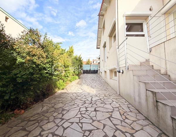 Découvrez un véritable havre de paix familial au pied du Mont Valérien. Conçue pour offrir un art de vie fluide et chaleureux, cette propriété de 210 m² combine de façon rare des volumes généreux, une luminosité omniprésente et le privilège absolu d’un extérieur arboré.

L'ESPACE DE RÉCEPTION : Le cœur battant de la maison
Dès l'entrée, vous serez séduit par la clarté et l'ouverture des espaces. La vaste pièce de vie, baignée de lumière grâce à de larges baies vitrées, s'articule autour d'un salon chaleureux et d'un espace dînatoire d'une rare convivialité. Cet espace de réception se prolonge de plain-pied sur la terrasse, effaçant la frontière entre intérieur et extérieur pour vos déjeuners d'été au calme absolu. La cuisine contemporaine, indépendante et parfaitement équipée, se prête aussi bien aux matins de semaine pressés qu'aux dîners de passionnés.

L'ESPACE NUIT : L'intimité préservée de chacun
Pensée pour le confort d'une famille, la distribution offre une indépendance totale :
- La Suite Parentale : Un véritable espace refuge comprenant une vaste chambre, un grand dressing sur mesure et sa salle d'eau privative.
- L’Espace Enfants/invités : 2 chambres spacieuses, lumineuses et calmes, complétées par une salle de bain moderne et indépendante.

LES ANNEXES & ATOUTS STRUCTURELS :
Parfaitement entretenue sur le plan technique, la maison propose des prestations soignées et des espaces de stockage indispensables (cave, buanderie, garage). Mais la surprise se trouve au niveau jardin : un espace entièrement aménagé offrant une immense pièce polyvalente. Salle de jeux, home-cinéma, bureaux pour le télétravail ou chambres d'amis... à vous de choisir ! Pour la détente, ce niveau cache même un hammam privatif.

L'ATOUT MAÎTRE : La Dépendance de 36 m²
C’est la perle rare de cette propriété. Entièrement rénovée et autonome (cuisine, salle d'eau, mezzanine), cette dépendance offre des solutions concrètes :
- Revenu complémentaire : Idéale pour de la location saisonnière ou étudiante.
- Solution de garde : Logement parfait pour une jeune fille au pair ou un proche.
- Indépendance professionnelle : Un cabinet ou bureau de prestige pour recevoir vos clients.

UNE SCOLARITÉ IDÉALE DE LA MATERNELLE AU LYCÉE :
Parfaitement pensée pour la vie de famille, la localisation de la maison simplifie le quotidien des parents et des enfants. À seulement quelques minutes à pied, le groupe scolaire Romain Rolland accueille les plus jeunes pour une scolarité sereine en maternelle et en élémentaire. Pour la suite du parcours, le collège et le lycée du secteur sont facilement et rapidement accessibles à pied ou en transports, garantissant une autonomie totale et sécurisée à vos adolescents. Une situation géographique rare qui permet d'envisager sereinement tout le parcours scolaire de vos enfants sans stress logistique.

UNE ACCESSIBILITÉ ET DES TRANSPORTS OPTIMAUX :
Idéalement située à la croisée de Nanterre, Puteaux et Suresnes, la maison bénéficie d'une excellente connexion aux grands pôles d'activités. Vous rejoignez la station Suresnes-Belvédère (Tramway T2) en seulement 15 minutes à pied (ou à peine 4 minutes en vélo/trottinette), vous ouvrant les portes de la Porte de Versailles. Pour vos trajets professionnels, le quartier d'affaires de La Défense est accessible en 20 minutes chrono via le bus 160 (arrêt au bout de la rue) ou en 8 minutes en deux-roues. Une hyper-connectivité renforcée à l'avenir par l'arrivée de la future ligne 15 du Grand Paris Express.

Contactez-moi dès aujourd'hui pour planifier votre découverte exclusive de ce lieu unique.