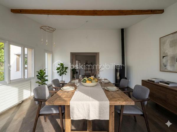 Découvrez un véritable havre de paix familial au pied du Mont Valérien. Conçue pour offrir un art de vie fluide et chaleureux, cette propriété de 210 m² combine de façon rare des volumes généreux, une luminosité omniprésente et le privilège absolu d’un extérieur arboré.

L'ESPACE DE RÉCEPTION : Le cœur battant de la maison
Dès l'entrée, vous serez séduit par la clarté et l'ouverture des espaces. La vaste pièce de vie, baignée de lumière grâce à de larges baies vitrées, s'articule autour d'un salon chaleureux et d'un espace dînatoire d'une rare convivialité. Cet espace de réception se prolonge de plain-pied sur la terrasse, effaçant la frontière entre intérieur et extérieur pour vos déjeuners d'été au calme absolu. La cuisine contemporaine, indépendante et parfaitement équipée, se prête aussi bien aux matins de semaine pressés qu'aux dîners de passionnés.

L'ESPACE NUIT : L'intimité préservée de chacun
Pensée pour le confort d'une famille, la distribution offre une indépendance totale :
- La Suite Parentale : Un véritable espace refuge comprenant une vaste chambre, un grand dressing sur mesure et sa salle d'eau privative.
- L’Espace Enfants/invités : 2 chambres spacieuses, lumineuses et calmes, complétées par une salle de bain moderne et indépendante.

LES ANNEXES & ATOUTS STRUCTURELS :
Parfaitement entretenue sur le plan technique, la maison propose des prestations soignées et des espaces de stockage indispensables (cave, buanderie, garage). Mais la surprise se trouve au niveau jardin : un espace entièrement aménagé offrant une immense pièce polyvalente. Salle de jeux, home-cinéma, bureaux pour le télétravail ou chambres d'amis... à vous de choisir ! Pour la détente, ce niveau cache même un hammam privatif.

L'ATOUT MAÎTRE : La Dépendance de 36 m²
C’est la perle rare de cette propriété. Entièrement rénovée et autonome (cuisine, salle d'eau, mezzanine), cette dépendance offre des solutions concrètes :
- Revenu complémentaire : Idéale pour de la location saisonnière ou étudiante.
- Solution de garde : Logement parfait pour une jeune fille au pair ou un proche.
- Indépendance professionnelle : Un cabinet ou bureau de prestige pour recevoir vos clients.

UNE SCOLARITÉ IDÉALE DE LA MATERNELLE AU LYCÉE :
Parfaitement pensée pour la vie de famille, la localisation de la maison simplifie le quotidien des parents et des enfants. À seulement quelques minutes à pied, le groupe scolaire Romain Rolland accueille les plus jeunes pour une scolarité sereine en maternelle et en élémentaire. Pour la suite du parcours, le collège et le lycée du secteur sont facilement et rapidement accessibles à pied ou en transports, garantissant une autonomie totale et sécurisée à vos adolescents. Une situation géographique rare qui permet d'envisager sereinement tout le parcours scolaire de vos enfants sans stress logistique.

UNE ACCESSIBILITÉ ET DES TRANSPORTS OPTIMAUX :
Idéalement située à la croisée de Nanterre, Puteaux et Suresnes, la maison bénéficie d'une excellente connexion aux grands pôles d'activités. Vous rejoignez la station Suresnes-Belvédère (Tramway T2) en seulement 15 minutes à pied (ou à peine 4 minutes en vélo/trottinette), vous ouvrant les portes de la Porte de Versailles. Pour vos trajets professionnels, le quartier d'affaires de La Défense est accessible en 20 minutes chrono via le bus 160 (arrêt au bout de la rue) ou en 8 minutes en deux-roues. Une hyper-connectivité renforcée à l'avenir par l'arrivée de la future ligne 15 du Grand Paris Express.

Contactez-moi dès aujourd'hui pour planifier votre découverte exclusive de ce lieu unique.