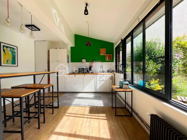 Découvrez un véritable havre de paix familial au pied du Mont Valérien. Conçue pour offrir un art de vie fluide et chaleureux, cette propriété de 210 m² combine de façon rare des volumes généreux, une luminosité omniprésente et le privilège absolu d’un extérieur arboré.

L'ESPACE DE RÉCEPTION : Le cœur battant de la maison
Dès l'entrée, vous serez séduit par la clarté et l'ouverture des espaces. La vaste pièce de vie, baignée de lumière grâce à de larges baies vitrées, s'articule autour d'un salon chaleureux et d'un espace dînatoire d'une rare convivialité. Cet espace de réception se prolonge de plain-pied sur la terrasse, effaçant la frontière entre intérieur et extérieur pour vos déjeuners d'été au calme absolu. La cuisine contemporaine, indépendante et parfaitement équipée, se prête aussi bien aux matins de semaine pressés qu'aux dîners de passionnés.

L'ESPACE NUIT : L'intimité préservée de chacun
Pensée pour le confort d'une famille, la distribution offre une indépendance totale :
- La Suite Parentale : Un véritable espace refuge comprenant une vaste chambre, un grand dressing sur mesure et sa salle d'eau privative.
- L’Espace Enfants/invités : 2 chambres spacieuses, lumineuses et calmes, complétées par une salle de bain moderne et indépendante.

LES ANNEXES & ATOUTS STRUCTURELS :
Parfaitement entretenue sur le plan technique, la maison propose des prestations soignées et des espaces de stockage indispensables (cave, buanderie, garage). Mais la surprise se trouve au niveau jardin : un espace entièrement aménagé offrant une immense pièce polyvalente. Salle de jeux, home-cinéma, bureaux pour le télétravail ou chambres d'amis... à vous de choisir ! Pour la détente, ce niveau cache même un hammam privatif.

L'ATOUT MAÎTRE : La Dépendance de 36 m²
C’est la perle rare de cette propriété. Entièrement rénovée et autonome (cuisine, salle d'eau, mezzanine), cette dépendance offre des solutions concrètes :
- Revenu complémentaire : Idéale pour de la location saisonnière ou étudiante.
- Solution de garde : Logement parfait pour une jeune fille au pair ou un proche.
- Indépendance professionnelle : Un cabinet ou bureau de prestige pour recevoir vos clients.

UNE SCOLARITÉ IDÉALE DE LA MATERNELLE AU LYCÉE :
Parfaitement pensée pour la vie de famille, la localisation de la maison simplifie le quotidien des parents et des enfants. À seulement quelques minutes à pied, le groupe scolaire Romain Rolland accueille les plus jeunes pour une scolarité sereine en maternelle et en élémentaire. Pour la suite du parcours, le collège et le lycée du secteur sont facilement et rapidement accessibles à pied ou en transports, garantissant une autonomie totale et sécurisée à vos adolescents. Une situation géographique rare qui permet d'envisager sereinement tout le parcours scolaire de vos enfants sans stress logistique.

UNE ACCESSIBILITÉ ET DES TRANSPORTS OPTIMAUX :
Idéalement située à la croisée de Nanterre, Puteaux et Suresnes, la maison bénéficie d'une excellente connexion aux grands pôles d'activités. Vous rejoignez la station Suresnes-Belvédère (Tramway T2) en seulement 15 minutes à pied (ou à peine 4 minutes en vélo/trottinette), vous ouvrant les portes de la Porte de Versailles. Pour vos trajets professionnels, le quartier d'affaires de La Défense est accessible en 20 minutes chrono via le bus 160 (arrêt au bout de la rue) ou en 8 minutes en deux-roues. Une hyper-connectivité renforcée à l'avenir par l'arrivée de la future ligne 15 du Grand Paris Express.

Contactez-moi dès aujourd'hui pour planifier votre découverte exclusive de ce lieu unique.