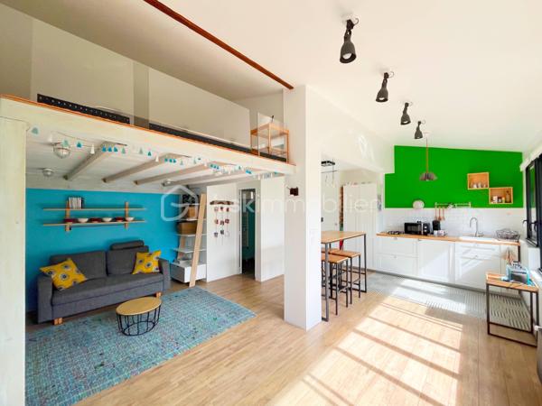 Découvrez un véritable havre de paix familial au pied du Mont Valérien. Conçue pour offrir un art de vie fluide et chaleureux, cette propriété de 210 m² combine de façon rare des volumes généreux, une luminosité omniprésente et le privilège absolu d’un extérieur arboré.

L'ESPACE DE RÉCEPTION : Le cœur battant de la maison
Dès l'entrée, vous serez séduit par la clarté et l'ouverture des espaces. La vaste pièce de vie, baignée de lumière grâce à de larges baies vitrées, s'articule autour d'un salon chaleureux et d'un espace dînatoire d'une rare convivialité. Cet espace de réception se prolonge de plain-pied sur la terrasse, effaçant la frontière entre intérieur et extérieur pour vos déjeuners d'été au calme absolu. La cuisine contemporaine, indépendante et parfaitement équipée, se prête aussi bien aux matins de semaine pressés qu'aux dîners de passionnés.

L'ESPACE NUIT : L'intimité préservée de chacun
Pensée pour le confort d'une famille, la distribution offre une indépendance totale :
- La Suite Parentale : Un véritable espace refuge comprenant une vaste chambre, un grand dressing sur mesure et sa salle d'eau privative.
- L’Espace Enfants/invités : 2 chambres spacieuses, lumineuses et calmes, complétées par une salle de bain moderne et indépendante.

LES ANNEXES & ATOUTS STRUCTURELS :
Parfaitement entretenue sur le plan technique, la maison propose des prestations soignées et des espaces de stockage indispensables (cave, buanderie, garage). Mais la surprise se trouve au niveau jardin : un espace entièrement aménagé offrant une immense pièce polyvalente. Salle de jeux, home-cinéma, bureaux pour le télétravail ou chambres d'amis... à vous de choisir ! Pour la détente, ce niveau cache même un hammam privatif.

L'ATOUT MAÎTRE : La Dépendance de 36 m²
C’est la perle rare de cette propriété. Entièrement rénovée et autonome (cuisine, salle d'eau, mezzanine), cette dépendance offre des solutions concrètes :
- Revenu complémentaire : Idéale pour de la location saisonnière ou étudiante.
- Solution de garde : Logement parfait pour une jeune fille au pair ou un proche.
- Indépendance professionnelle : Un cabinet ou bureau de prestige pour recevoir vos clients.

UNE SCOLARITÉ IDÉALE DE LA MATERNELLE AU LYCÉE :
Parfaitement pensée pour la vie de famille, la localisation de la maison simplifie le quotidien des parents et des enfants. À seulement quelques minutes à pied, le groupe scolaire Romain Rolland accueille les plus jeunes pour une scolarité sereine en maternelle et en élémentaire. Pour la suite du parcours, le collège et le lycée du secteur sont facilement et rapidement accessibles à pied ou en transports, garantissant une autonomie totale et sécurisée à vos adolescents. Une situation géographique rare qui permet d'envisager sereinement tout le parcours scolaire de vos enfants sans stress logistique.

UNE ACCESSIBILITÉ ET DES TRANSPORTS OPTIMAUX :
Idéalement située à la croisée de Nanterre, Puteaux et Suresnes, la maison bénéficie d'une excellente connexion aux grands pôles d'activités. Vous rejoignez la station Suresnes-Belvédère (Tramway T2) en seulement 15 minutes à pied (ou à peine 4 minutes en vélo/trottinette), vous ouvrant les portes de la Porte de Versailles. Pour vos trajets professionnels, le quartier d'affaires de La Défense est accessible en 20 minutes chrono via le bus 160 (arrêt au bout de la rue) ou en 8 minutes en deux-roues. Une hyper-connectivité renforcée à l'avenir par l'arrivée de la future ligne 15 du Grand Paris Express.

Contactez-moi dès aujourd'hui pour planifier votre découverte exclusive de ce lieu unique.