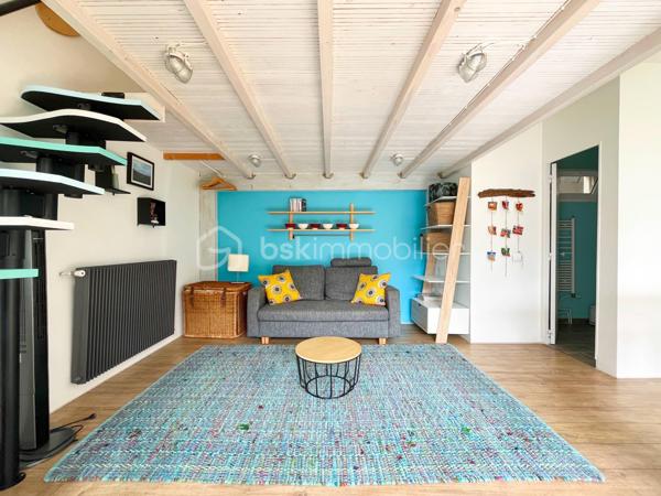 Découvrez un véritable havre de paix familial au pied du Mont Valérien. Conçue pour offrir un art de vie fluide et chaleureux, cette propriété de 210 m² combine de façon rare des volumes généreux, une luminosité omniprésente et le privilège absolu d’un extérieur arboré.

L'ESPACE DE RÉCEPTION : Le cœur battant de la maison
Dès l'entrée, vous serez séduit par la clarté et l'ouverture des espaces. La vaste pièce de vie, baignée de lumière grâce à de larges baies vitrées, s'articule autour d'un salon chaleureux et d'un espace dînatoire d'une rare convivialité. Cet espace de réception se prolonge de plain-pied sur la terrasse, effaçant la frontière entre intérieur et extérieur pour vos déjeuners d'été au calme absolu. La cuisine contemporaine, indépendante et parfaitement équipée, se prête aussi bien aux matins de semaine pressés qu'aux dîners de passionnés.

L'ESPACE NUIT : L'intimité préservée de chacun
Pensée pour le confort d'une famille, la distribution offre une indépendance totale :
- La Suite Parentale : Un véritable espace refuge comprenant une vaste chambre, un grand dressing sur mesure et sa salle d'eau privative.
- L’Espace Enfants/invités : 2 chambres spacieuses, lumineuses et calmes, complétées par une salle de bain moderne et indépendante.

LES ANNEXES & ATOUTS STRUCTURELS :
Parfaitement entretenue sur le plan technique, la maison propose des prestations soignées et des espaces de stockage indispensables (cave, buanderie, garage). Mais la surprise se trouve au niveau jardin : un espace entièrement aménagé offrant une immense pièce polyvalente. Salle de jeux, home-cinéma, bureaux pour le télétravail ou chambres d'amis... à vous de choisir ! Pour la détente, ce niveau cache même un hammam privatif.

L'ATOUT MAÎTRE : La Dépendance de 36 m²
C’est la perle rare de cette propriété. Entièrement rénovée et autonome (cuisine, salle d'eau, mezzanine), cette dépendance offre des solutions concrètes :
- Revenu complémentaire : Idéale pour de la location saisonnière ou étudiante.
- Solution de garde : Logement parfait pour une jeune fille au pair ou un proche.
- Indépendance professionnelle : Un cabinet ou bureau de prestige pour recevoir vos clients.

UNE SCOLARITÉ IDÉALE DE LA MATERNELLE AU LYCÉE :
Parfaitement pensée pour la vie de famille, la localisation de la maison simplifie le quotidien des parents et des enfants. À seulement quelques minutes à pied, le groupe scolaire Romain Rolland accueille les plus jeunes pour une scolarité sereine en maternelle et en élémentaire. Pour la suite du parcours, le collège et le lycée du secteur sont facilement et rapidement accessibles à pied ou en transports, garantissant une autonomie totale et sécurisée à vos adolescents. Une situation géographique rare qui permet d'envisager sereinement tout le parcours scolaire de vos enfants sans stress logistique.

UNE ACCESSIBILITÉ ET DES TRANSPORTS OPTIMAUX :
Idéalement située à la croisée de Nanterre, Puteaux et Suresnes, la maison bénéficie d'une excellente connexion aux grands pôles d'activités. Vous rejoignez la station Suresnes-Belvédère (Tramway T2) en seulement 15 minutes à pied (ou à peine 4 minutes en vélo/trottinette), vous ouvrant les portes de la Porte de Versailles. Pour vos trajets professionnels, le quartier d'affaires de La Défense est accessible en 20 minutes chrono via le bus 160 (arrêt au bout de la rue) ou en 8 minutes en deux-roues. Une hyper-connectivité renforcée à l'avenir par l'arrivée de la future ligne 15 du Grand Paris Express.

Contactez-moi dès aujourd'hui pour planifier votre découverte exclusive de ce lieu unique.