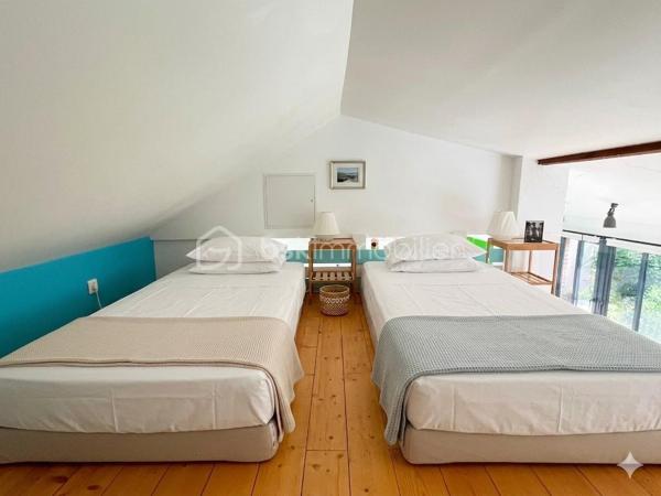 Découvrez un véritable havre de paix familial au pied du Mont Valérien. Conçue pour offrir un art de vie fluide et chaleureux, cette propriété de 210 m² combine de façon rare des volumes généreux, une luminosité omniprésente et le privilège absolu d’un extérieur arboré.

L'ESPACE DE RÉCEPTION : Le cœur battant de la maison
Dès l'entrée, vous serez séduit par la clarté et l'ouverture des espaces. La vaste pièce de vie, baignée de lumière grâce à de larges baies vitrées, s'articule autour d'un salon chaleureux et d'un espace dînatoire d'une rare convivialité. Cet espace de réception se prolonge de plain-pied sur la terrasse, effaçant la frontière entre intérieur et extérieur pour vos déjeuners d'été au calme absolu. La cuisine contemporaine, indépendante et parfaitement équipée, se prête aussi bien aux matins de semaine pressés qu'aux dîners de passionnés.

L'ESPACE NUIT : L'intimité préservée de chacun
Pensée pour le confort d'une famille, la distribution offre une indépendance totale :
- La Suite Parentale : Un véritable espace refuge comprenant une vaste chambre, un grand dressing sur mesure et sa salle d'eau privative.
- L’Espace Enfants/invités : 2 chambres spacieuses, lumineuses et calmes, complétées par une salle de bain moderne et indépendante.

LES ANNEXES & ATOUTS STRUCTURELS :
Parfaitement entretenue sur le plan technique, la maison propose des prestations soignées et des espaces de stockage indispensables (cave, buanderie, garage). Mais la surprise se trouve au niveau jardin : un espace entièrement aménagé offrant une immense pièce polyvalente. Salle de jeux, home-cinéma, bureaux pour le télétravail ou chambres d'amis... à vous de choisir ! Pour la détente, ce niveau cache même un hammam privatif.

L'ATOUT MAÎTRE : La Dépendance de 36 m²
C’est la perle rare de cette propriété. Entièrement rénovée et autonome (cuisine, salle d'eau, mezzanine), cette dépendance offre des solutions concrètes :
- Revenu complémentaire : Idéale pour de la location saisonnière ou étudiante.
- Solution de garde : Logement parfait pour une jeune fille au pair ou un proche.
- Indépendance professionnelle : Un cabinet ou bureau de prestige pour recevoir vos clients.

UNE SCOLARITÉ IDÉALE DE LA MATERNELLE AU LYCÉE :
Parfaitement pensée pour la vie de famille, la localisation de la maison simplifie le quotidien des parents et des enfants. À seulement quelques minutes à pied, le groupe scolaire Romain Rolland accueille les plus jeunes pour une scolarité sereine en maternelle et en élémentaire. Pour la suite du parcours, le collège et le lycée du secteur sont facilement et rapidement accessibles à pied ou en transports, garantissant une autonomie totale et sécurisée à vos adolescents. Une situation géographique rare qui permet d'envisager sereinement tout le parcours scolaire de vos enfants sans stress logistique.

UNE ACCESSIBILITÉ ET DES TRANSPORTS OPTIMAUX :
Idéalement située à la croisée de Nanterre, Puteaux et Suresnes, la maison bénéficie d'une excellente connexion aux grands pôles d'activités. Vous rejoignez la station Suresnes-Belvédère (Tramway T2) en seulement 15 minutes à pied (ou à peine 4 minutes en vélo/trottinette), vous ouvrant les portes de la Porte de Versailles. Pour vos trajets professionnels, le quartier d'affaires de La Défense est accessible en 20 minutes chrono via le bus 160 (arrêt au bout de la rue) ou en 8 minutes en deux-roues. Une hyper-connectivité renforcée à l'avenir par l'arrivée de la future ligne 15 du Grand Paris Express.

Contactez-moi dès aujourd'hui pour planifier votre découverte exclusive de ce lieu unique.