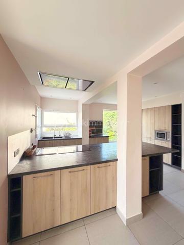 Découvrez un véritable havre de paix familial au pied du Mont Valérien. Conçue pour offrir un art de vie fluide et chaleureux, cette propriété de 210 m² combine de façon rare des volumes généreux, une luminosité omniprésente et le privilège absolu d’un extérieur arboré.

L'ESPACE DE RÉCEPTION : Le cœur battant de la maison
Dès l'entrée, vous serez séduit par la clarté et l'ouverture des espaces. La vaste pièce de vie, baignée de lumière grâce à de larges baies vitrées, s'articule autour d'un salon chaleureux et d'un espace dînatoire d'une rare convivialité. Cet espace de réception se prolonge de plain-pied sur la terrasse, effaçant la frontière entre intérieur et extérieur pour vos déjeuners d'été au calme absolu. La cuisine contemporaine, indépendante et parfaitement équipée, se prête aussi bien aux matins de semaine pressés qu'aux dîners de passionnés.

L'ESPACE NUIT : L'intimité préservée de chacun
Pensée pour le confort d'une famille, la distribution offre une indépendance totale :
- La Suite Parentale : Un véritable espace refuge comprenant une vaste chambre, un grand dressing sur mesure et sa salle d'eau privative.
- L’Espace Enfants/invités : 2 chambres spacieuses, lumineuses et calmes, complétées par une salle de bain moderne et indépendante.

LES ANNEXES & ATOUTS STRUCTURELS :
Parfaitement entretenue sur le plan technique, la maison propose des prestations soignées et des espaces de stockage indispensables (cave, buanderie, garage). Mais la surprise se trouve au niveau jardin : un espace entièrement aménagé offrant une immense pièce polyvalente. Salle de jeux, home-cinéma, bureaux pour le télétravail ou chambres d'amis... à vous de choisir ! Pour la détente, ce niveau cache même un hammam privatif.

L'ATOUT MAÎTRE : La Dépendance de 36 m²
C’est la perle rare de cette propriété. Entièrement rénovée et autonome (cuisine, salle d'eau, mezzanine), cette dépendance offre des solutions concrètes :
- Revenu complémentaire : Idéale pour de la location saisonnière ou étudiante.
- Solution de garde : Logement parfait pour une jeune fille au pair ou un proche.
- Indépendance professionnelle : Un cabinet ou bureau de prestige pour recevoir vos clients.

UNE SCOLARITÉ IDÉALE DE LA MATERNELLE AU LYCÉE :
Parfaitement pensée pour la vie de famille, la localisation de la maison simplifie le quotidien des parents et des enfants. À seulement quelques minutes à pied, le groupe scolaire Romain Rolland accueille les plus jeunes pour une scolarité sereine en maternelle et en élémentaire. Pour la suite du parcours, le collège et le lycée du secteur sont facilement et rapidement accessibles à pied ou en transports, garantissant une autonomie totale et sécurisée à vos adolescents. Une situation géographique rare qui permet d'envisager sereinement tout le parcours scolaire de vos enfants sans stress logistique.

UNE ACCESSIBILITÉ ET DES TRANSPORTS OPTIMAUX :
Idéalement située à la croisée de Nanterre, Puteaux et Suresnes, la maison bénéficie d'une excellente connexion aux grands pôles d'activités. Vous rejoignez la station Suresnes-Belvédère (Tramway T2) en seulement 15 minutes à pied (ou à peine 4 minutes en vélo/trottinette), vous ouvrant les portes de la Porte de Versailles. Pour vos trajets professionnels, le quartier d'affaires de La Défense est accessible en 20 minutes chrono via le bus 160 (arrêt au bout de la rue) ou en 8 minutes en deux-roues. Une hyper-connectivité renforcée à l'avenir par l'arrivée de la future ligne 15 du Grand Paris Express.

Contactez-moi dès aujourd'hui pour planifier votre découverte exclusive de ce lieu unique.