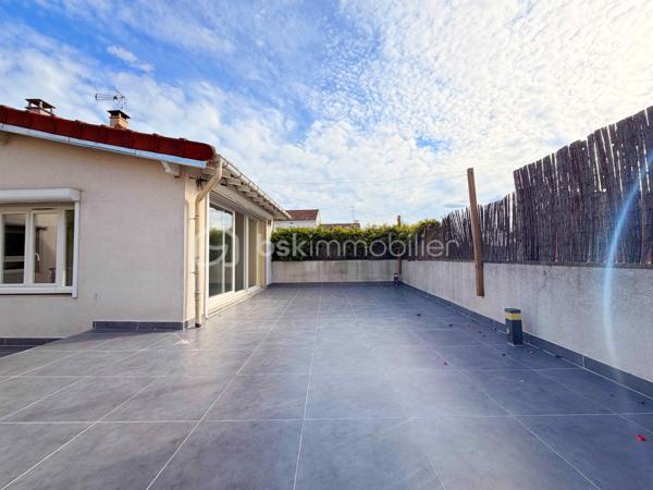 Découvrez un véritable havre de paix familial au pied du Mont Valérien. Conçue pour offrir un art de vie fluide et chaleureux, cette propriété de 210 m² combine de façon rare des volumes généreux, une luminosité omniprésente et le privilège absolu d’un extérieur arboré.

L'ESPACE DE RÉCEPTION : Le cœur battant de la maison
Dès l'entrée, vous serez séduit par la clarté et l'ouverture des espaces. La vaste pièce de vie, baignée de lumière grâce à de larges baies vitrées, s'articule autour d'un salon chaleureux et d'un espace dînatoire d'une rare convivialité. Cet espace de réception se prolonge de plain-pied sur la terrasse, effaçant la frontière entre intérieur et extérieur pour vos déjeuners d'été au calme absolu. La cuisine contemporaine, indépendante et parfaitement équipée, se prête aussi bien aux matins de semaine pressés qu'aux dîners de passionnés.

L'ESPACE NUIT : L'intimité préservée de chacun
Pensée pour le confort d'une famille, la distribution offre une indépendance totale :
- La Suite Parentale : Un véritable espace refuge comprenant une vaste chambre, un grand dressing sur mesure et sa salle d'eau privative.
- L’Espace Enfants/invités : 2 chambres spacieuses, lumineuses et calmes, complétées par une salle de bain moderne et indépendante.

LES ANNEXES & ATOUTS STRUCTURELS :
Parfaitement entretenue sur le plan technique, la maison propose des prestations soignées et des espaces de stockage indispensables (cave, buanderie, garage). Mais la surprise se trouve au niveau jardin : un espace entièrement aménagé offrant une immense pièce polyvalente. Salle de jeux, home-cinéma, bureaux pour le télétravail ou chambres d'amis... à vous de choisir ! Pour la détente, ce niveau cache même un hammam privatif.

L'ATOUT MAÎTRE : La Dépendance de 36 m²
C’est la perle rare de cette propriété. Entièrement rénovée et autonome (cuisine, salle d'eau, mezzanine), cette dépendance offre des solutions concrètes :
- Revenu complémentaire : Idéale pour de la location saisonnière ou étudiante.
- Solution de garde : Logement parfait pour une jeune fille au pair ou un proche.
- Indépendance professionnelle : Un cabinet ou bureau de prestige pour recevoir vos clients.

UNE SCOLARITÉ IDÉALE DE LA MATERNELLE AU LYCÉE :
Parfaitement pensée pour la vie de famille, la localisation de la maison simplifie le quotidien des parents et des enfants. À seulement quelques minutes à pied, le groupe scolaire Romain Rolland accueille les plus jeunes pour une scolarité sereine en maternelle et en élémentaire. Pour la suite du parcours, le collège et le lycée du secteur sont facilement et rapidement accessibles à pied ou en transports, garantissant une autonomie totale et sécurisée à vos adolescents. Une situation géographique rare qui permet d'envisager sereinement tout le parcours scolaire de vos enfants sans stress logistique.

UNE ACCESSIBILITÉ ET DES TRANSPORTS OPTIMAUX :
Idéalement située à la croisée de Nanterre, Puteaux et Suresnes, la maison bénéficie d'une excellente connexion aux grands pôles d'activités. Vous rejoignez la station Suresnes-Belvédère (Tramway T2) en seulement 15 minutes à pied (ou à peine 4 minutes en vélo/trottinette), vous ouvrant les portes de la Porte de Versailles. Pour vos trajets professionnels, le quartier d'affaires de La Défense est accessible en 20 minutes chrono via le bus 160 (arrêt au bout de la rue) ou en 8 minutes en deux-roues. Une hyper-connectivité renforcée à l'avenir par l'arrivée de la future ligne 15 du Grand Paris Express.

Contactez-moi dès aujourd'hui pour planifier votre découverte exclusive de ce lieu unique.