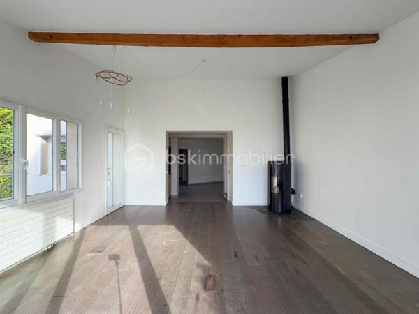 Découvrez un véritable havre de paix familial au pied du Mont Valérien. Conçue pour offrir un art de vie fluide et chaleureux, cette propriété de 210 m² combine de façon rare des volumes généreux, une luminosité omniprésente et le privilège absolu d’un extérieur arboré.

L'ESPACE DE RÉCEPTION : Le cœur battant de la maison
Dès l'entrée, vous serez séduit par la clarté et l'ouverture des espaces. La vaste pièce de vie, baignée de lumière grâce à de larges baies vitrées, s'articule autour d'un salon chaleureux et d'un espace dînatoire d'une rare convivialité. Cet espace de réception se prolonge de plain-pied sur la terrasse, effaçant la frontière entre intérieur et extérieur pour vos déjeuners d'été au calme absolu. La cuisine contemporaine, indépendante et parfaitement équipée, se prête aussi bien aux matins de semaine pressés qu'aux dîners de passionnés.

L'ESPACE NUIT : L'intimité préservée de chacun
Pensée pour le confort d'une famille, la distribution offre une indépendance totale :
- La Suite Parentale : Un véritable espace refuge comprenant une vaste chambre, un grand dressing sur mesure et sa salle d'eau privative.
- L’Espace Enfants/invités : 2 chambres spacieuses, lumineuses et calmes, complétées par une salle de bain moderne et indépendante.

LES ANNEXES & ATOUTS STRUCTURELS :
Parfaitement entretenue sur le plan technique, la maison propose des prestations soignées et des espaces de stockage indispensables (cave, buanderie, garage). Mais la surprise se trouve au niveau jardin : un espace entièrement aménagé offrant une immense pièce polyvalente. Salle de jeux, home-cinéma, bureaux pour le télétravail ou chambres d'amis... à vous de choisir ! Pour la détente, ce niveau cache même un hammam privatif.

L'ATOUT MAÎTRE : La Dépendance de 36 m²
C’est la perle rare de cette propriété. Entièrement rénovée et autonome (cuisine, salle d'eau, mezzanine), cette dépendance offre des solutions concrètes :
- Revenu complémentaire : Idéale pour de la location saisonnière ou étudiante.
- Solution de garde : Logement parfait pour une jeune fille au pair ou un proche.
- Indépendance professionnelle : Un cabinet ou bureau de prestige pour recevoir vos clients.

UNE SCOLARITÉ IDÉALE DE LA MATERNELLE AU LYCÉE :
Parfaitement pensée pour la vie de famille, la localisation de la maison simplifie le quotidien des parents et des enfants. À seulement quelques minutes à pied, le groupe scolaire Romain Rolland accueille les plus jeunes pour une scolarité sereine en maternelle et en élémentaire. Pour la suite du parcours, le collège et le lycée du secteur sont facilement et rapidement accessibles à pied ou en transports, garantissant une autonomie totale et sécurisée à vos adolescents. Une situation géographique rare qui permet d'envisager sereinement tout le parcours scolaire de vos enfants sans stress logistique.

UNE ACCESSIBILITÉ ET DES TRANSPORTS OPTIMAUX :
Idéalement située à la croisée de Nanterre, Puteaux et Suresnes, la maison bénéficie d'une excellente connexion aux grands pôles d'activités. Vous rejoignez la station Suresnes-Belvédère (Tramway T2) en seulement 15 minutes à pied (ou à peine 4 minutes en vélo/trottinette), vous ouvrant les portes de la Porte de Versailles. Pour vos trajets professionnels, le quartier d'affaires de La Défense est accessible en 20 minutes chrono via le bus 160 (arrêt au bout de la rue) ou en 8 minutes en deux-roues. Une hyper-connectivité renforcée à l'avenir par l'arrivée de la future ligne 15 du Grand Paris Express.

Contactez-moi dès aujourd'hui pour planifier votre découverte exclusive de ce lieu unique.