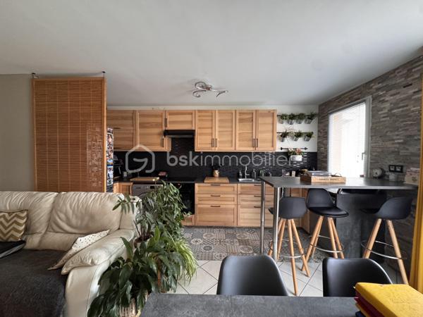Situé dans le secteur recherché du Vert-Galant, à moins de 10minutes à pied de la gare RER B, et à proximité des commerces, découvrez cet agréable appartement 3 pièces sans travaux de 60m² offrant un cadre de vie idéal pour un couple, une famille ou un investisseur.

Au 1er étage d’une résidence entretenue construite en 2000, ce bien se compose 
-D’une entrée
-D’un vaste séjour avec cuisine ouverte d’environ 26 m² 
-De deux belles chambres
-D'une salle d’eau moderne ainsi que d’un WC indépendant.

Vous profiterez également d’un balcon d'environ 4m², véritable prolongement de l’espace de vie, idéal pour vos moments de détente.

Les atouts du bien :
-Appartement lumineux et soigneusement rénové 
-Séjour avec cuisine ouverte de plus de 26 m²
-2 chambres confortables
-Balcon
-Chauffage électrique individuel
-DPE C, gage de faibles dépenses au quotidien
-Installation électrique sans anomalie
-Stationnement privatif en sous-sol

À quelques minutes à pied de la gare RER B Vert-Galant, des commerces de proximité, et des principaux axes routiers, permettant un accès rapide à Paris, à l’aéroport Roissy-Charles-de-Gaulle et aux zones d’activités environnantes.