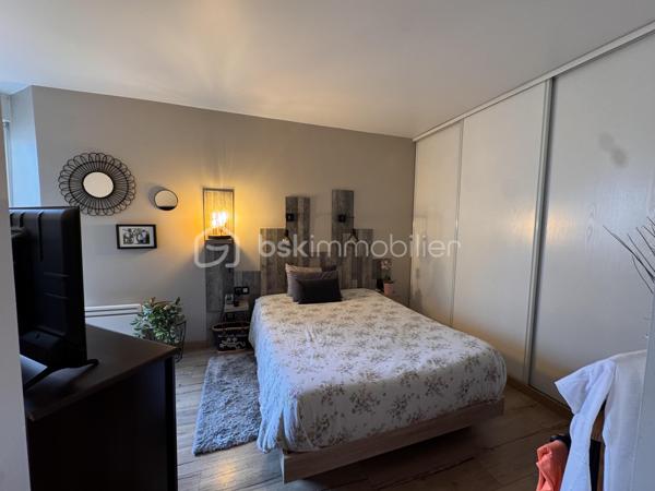 Situé dans le secteur recherché du Vert-Galant, à moins de 10minutes à pied de la gare RER B, et à proximité des commerces, découvrez cet agréable appartement 3 pièces sans travaux de 60m² offrant un cadre de vie idéal pour un couple, une famille ou un investisseur.

Au 1er étage d’une résidence entretenue construite en 2000, ce bien se compose 
-D’une entrée
-D’un vaste séjour avec cuisine ouverte d’environ 26 m² 
-De deux belles chambres
-D'une salle d’eau moderne ainsi que d’un WC indépendant.

Vous profiterez également d’un balcon d'environ 4m², véritable prolongement de l’espace de vie, idéal pour vos moments de détente.

Les atouts du bien :
-Appartement lumineux et soigneusement rénové 
-Séjour avec cuisine ouverte de plus de 26 m²
-2 chambres confortables
-Balcon
-Chauffage électrique individuel
-DPE C, gage de faibles dépenses au quotidien
-Installation électrique sans anomalie
-Stationnement privatif en sous-sol

À quelques minutes à pied de la gare RER B Vert-Galant, des commerces de proximité, et des principaux axes routiers, permettant un accès rapide à Paris, à l’aéroport Roissy-Charles-de-Gaulle et aux zones d’activités environnantes.