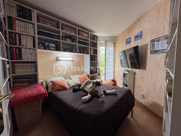 Situé dans le secteur recherché du Vert-Galant, à moins de 10minutes à pied de la gare RER B, et à proximité des commerces, découvrez cet agréable appartement 3 pièces sans travaux de 60m² offrant un cadre de vie idéal pour un couple, une famille ou un investisseur.

Au 1er étage d’une résidence entretenue construite en 2000, ce bien se compose 
-D’une entrée
-D’un vaste séjour avec cuisine ouverte d’environ 26 m² 
-De deux belles chambres
-D'une salle d’eau moderne ainsi que d’un WC indépendant.

Vous profiterez également d’un balcon d'environ 4m², véritable prolongement de l’espace de vie, idéal pour vos moments de détente.

Les atouts du bien :
-Appartement lumineux et soigneusement rénové 
-Séjour avec cuisine ouverte de plus de 26 m²
-2 chambres confortables
-Balcon
-Chauffage électrique individuel
-DPE C, gage de faibles dépenses au quotidien
-Installation électrique sans anomalie
-Stationnement privatif en sous-sol

À quelques minutes à pied de la gare RER B Vert-Galant, des commerces de proximité, et des principaux axes routiers, permettant un accès rapide à Paris, à l’aéroport Roissy-Charles-de-Gaulle et aux zones d’activités environnantes.