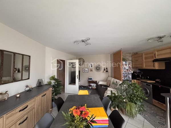 Situé dans le secteur recherché du Vert-Galant, à moins de 10minutes à pied de la gare RER B, et à proximité des commerces, découvrez cet agréable appartement 3 pièces sans travaux de 60m² offrant un cadre de vie idéal pour un couple, une famille ou un investisseur.

Au 1er étage d’une résidence entretenue construite en 2000, ce bien se compose 
-D’une entrée
-D’un vaste séjour avec cuisine ouverte d’environ 26 m² 
-De deux belles chambres
-D'une salle d’eau moderne ainsi que d’un WC indépendant.

Vous profiterez également d’un balcon d'environ 4m², véritable prolongement de l’espace de vie, idéal pour vos moments de détente.

Les atouts du bien :
-Appartement lumineux et soigneusement rénové 
-Séjour avec cuisine ouverte de plus de 26 m²
-2 chambres confortables
-Balcon
-Chauffage électrique individuel
-DPE C, gage de faibles dépenses au quotidien
-Installation électrique sans anomalie
-Stationnement privatif en sous-sol

À quelques minutes à pied de la gare RER B Vert-Galant, des commerces de proximité, et des principaux axes routiers, permettant un accès rapide à Paris, à l’aéroport Roissy-Charles-de-Gaulle et aux zones d’activités environnantes.